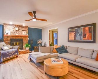 Spacious Home, Fireside Charm - Appleton - Living room