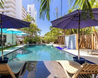 150 Steps to the Ocean! Salt water pool! - Fort Lauderdale - Piscina