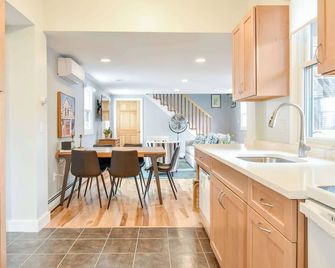 Commercial St Private Patio Dog Welcome - Provincetown - Kitchen