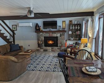 Cozy 4 bed/3 bath House in Michaywe w/ pool access firepit/grill/EV charging - Gaylord - Salon