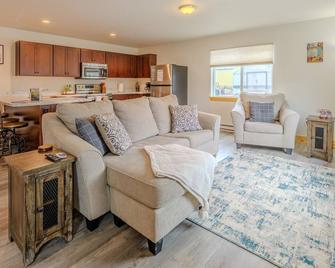 Yellowstone Retreat Rentals U3: two blocks from Yellowstone! - Gardiner - Living room