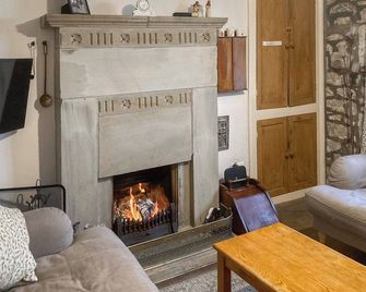 2 bedroom accommodation in Austwick, near Settle - Clapham (Lancashire) - Living room