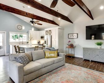 Spacious Modern Farmhouse Casita in Castro Valley Countryside with Private Patio - Castro Valley - Вітальня
