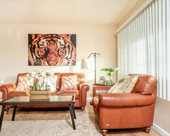 Centrally Located Fully Renovated 4 Bedroom Home - Fremont - Living room