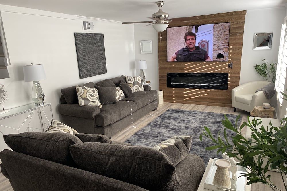 3 bdrmTownhouse on Golf Course near everything! 7 pools! Sleeps 6! Very modern! - Palm Springs - Wohnzimmer