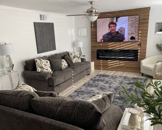 3 bdrmTownhouse on Golf Course near everything! 7 pools! Sleeps 6! Very modern! - Palm Springs - Living room