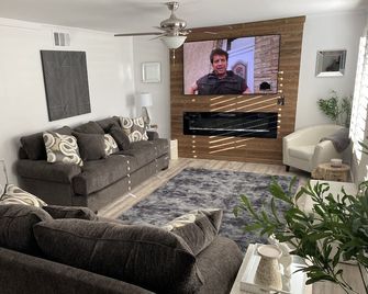 3 bdrmTownhouse on Golf Course near everything! 7 pools! Sleeps 6! Very modern! - Palm Springs - Wohnzimmer