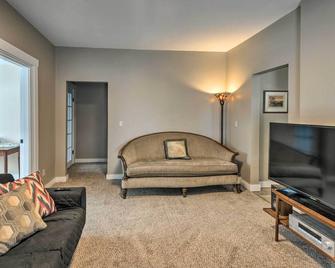 Cozy Henniker Vacation Rental Near Ski Area! - Henniker - Living room