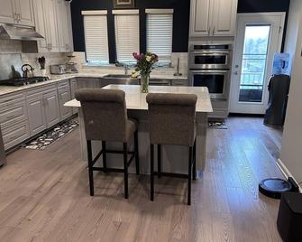 Beautiful Livingston Cozy 3-bedroom condo with WiFi, AC - Livingston - Kitchen
