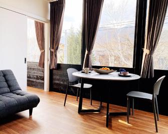 Q Fox Black Diamond Hotel - Niseko - Eetruimte