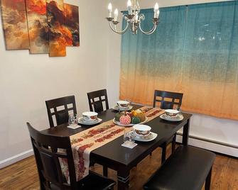 Comfort Haven/King-Sized Bed/Near Nautical Mile- 20 minutes from JFK - Baldwin - Comedor