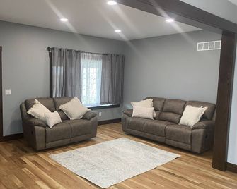 Beautiful completely renovated farmhouse with all the modern amenities! - Jackson Center - Living room