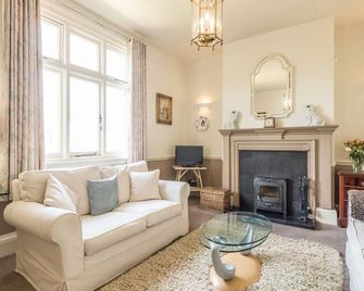 Housekeeper's Cottage - Newport - Living room