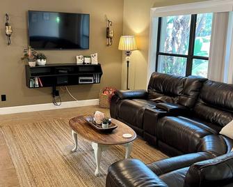 Home sweet home. Lanai, Spa, Fenced in & Quiet! - Lakeland Highlands - Living room