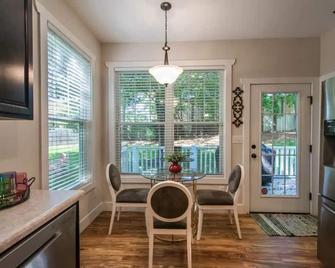 Be our guest-3-bedroom house in a great location! - Fletcher - Їдальня