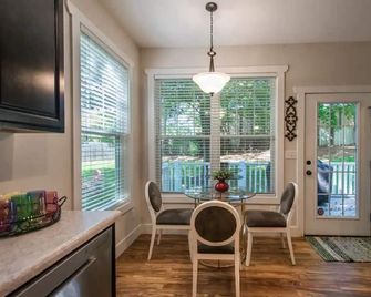 Be our guest-3-bedroom house in a great location! - Fletcher - Їдальня