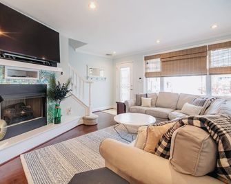 1 Block To Beach & Dining, Beautifully Updated, Park 3 Cars! - Margate City - Living room