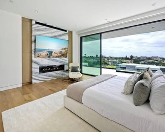 Ultra-Luxe Smart Estate w/ Pool, Sauna & Casita Near the Beach - Solana Beach - Bedroom