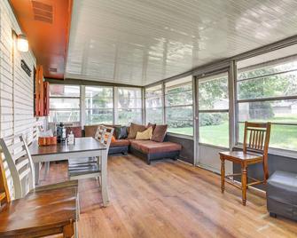 30 Mi to The Big Easy LaPlace Home with Backyard! - Laplace - Living room