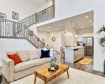 Close to Thanksgiving Point, Pet-Friendly! - Eagle Mountain - Living room