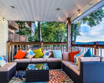 Hideaway on the River: Amazing Views, Pirate Ship, Fire Pit, Fast Wi-Fi, Bourbon - Prospect - Balcony