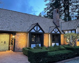 Gated Carriage House Estate - Lakewood - Budova