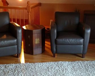 Newly renovated unit nicely done with many accommodation - Hyannis - Living room