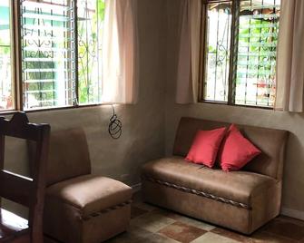Close to the Beach. Cute and Private! - Sámara - Wohnzimmer