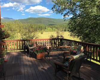 Ranch close to Glacier; open views/ mtns/meadows/creek/trails; wildlife; barns - Martin City - Balcony