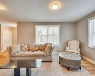 New Hampshire Abode with Mountain Views, Near Skiing - Tamworth - Living room