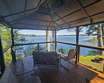 04 - Eagle`s Nest Cottage - Port McNeil - Balcón