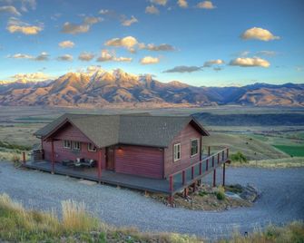 31 Miles to Yellowstone | Featured on Viral YouTube Series | Hot Tub + Epic Mountain Views - Emigrant - Edificio