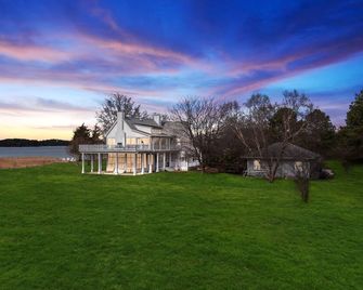 Remarkable waterfront property on 270 acres - Cambridge - Building