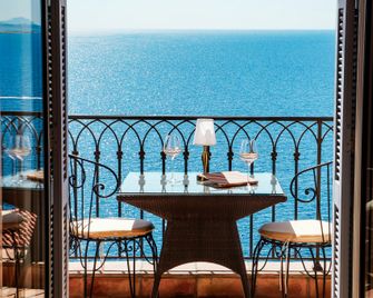 Hôtel La Pérouse Nice Baie des Anges - ניס - מרפסת