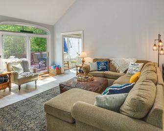 South Carolina Retreat with Fireplace and Lake Access! - Seneca - Living room