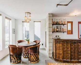 Room U At The Dutra Inn - Little Italy - San Diego - Matsal