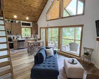 New Scenic Cabin Getaway - Spotless, Peaceful & Perfectly Located for Adventure - Harrison - Living room