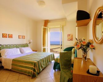 Ambasciatori Hotel - Beach Front -Breakfast XXL & Brunch until 12 30pm - Misano Adriatico - Sypialnia