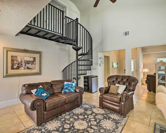 Spacious Seabrook Home w/ Patio: 1 Mi to Beach! - Seabrook - Living room