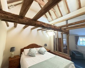 The Dickleburgh Crown - Diss