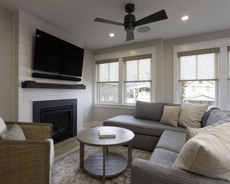 Oceanside home with plunge pool! Pet friendly! - Ship Bottom - Sala de estar