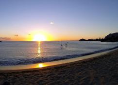 300 ft from shoreline, next to entry for Waianae Pililaau Rec Center/Restcamp. - Waianae - Playa