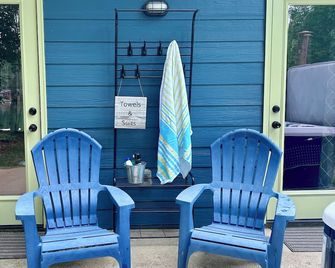Blue Heron Guest House on Lake Harding Hot Tub & Kayaks - Valley - Patio