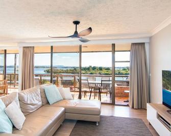 Island View 4 Opposite Wallis Lake - Forster - Huiskamer