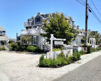 An English Garden Bed & Breakfast - Dennis Port - Edificio