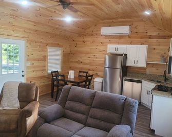 Petite Piney Paradise in Texarkana, AR. New Cabin, Secluded, Cozy and Relaxing - Texarkana - Living room