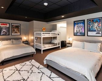 Silver Screen Getaway - Downtown 2 blocks to Court - Des Moines - Bedroom
