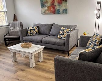Charming 2-bedroom condo with AC in beautiful Janesville - Janesville - Wohnzimmer