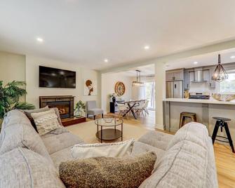 Amazing 5 bedroom, swim spa, river, close to Batawa Ski Hill - Quinte West - Living room