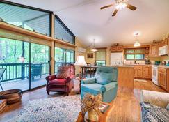 Charming Hedgesville Retreat with Deck and Fireplace! - Hedgesville - Sala de estar